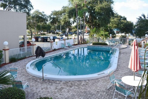 Econo Lodge Inn & Suites - image 11