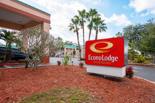 Econo Lodge Inn & Suites - image 15