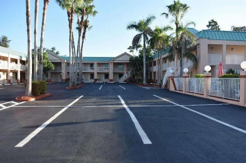 Econo Lodge Inn & Suites - image 16