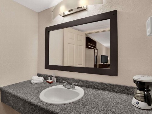 Econo Lodge Inn & Suites - image 18