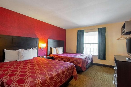 Econo Lodge Inn & Suites - image 21