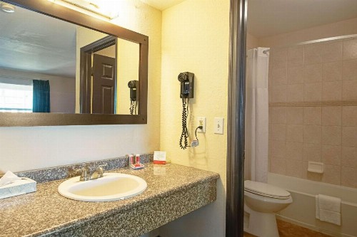 Econo Lodge Inn & Suites - image 22