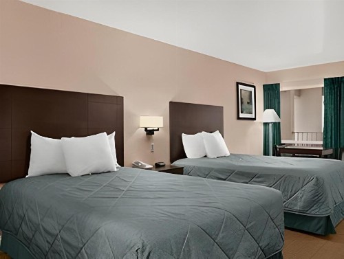 Econo Lodge Inn & Suites - image 23