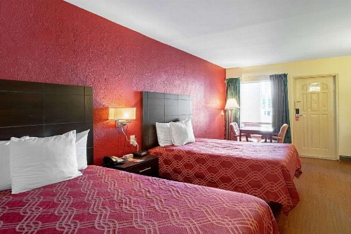 Econo Lodge Inn & Suites - image 25