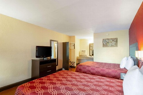 Econo Lodge Inn & Suites - image 27