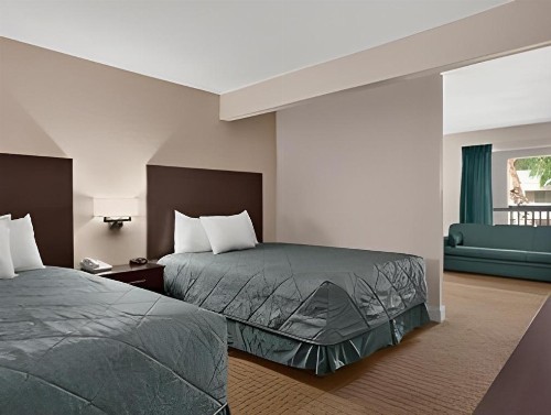 Econo Lodge Inn & Suites - image 29