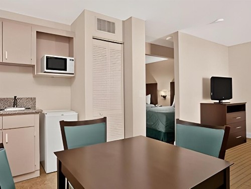 Econo Lodge Inn & Suites - image 30