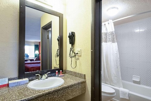 Econo Lodge Inn & Suites - image 31