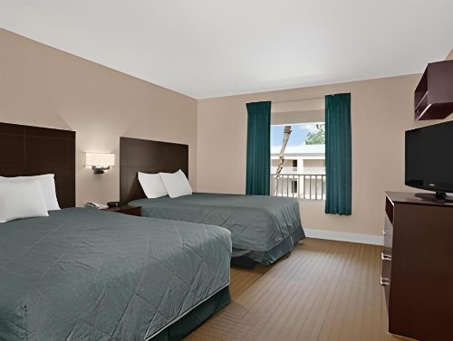 Econo Lodge Inn & Suites - image 33