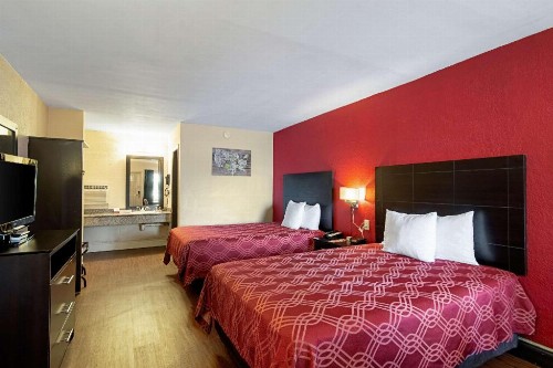 Econo Lodge Inn & Suites - image 37