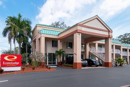 Econo Lodge Inn & Suites - image 4