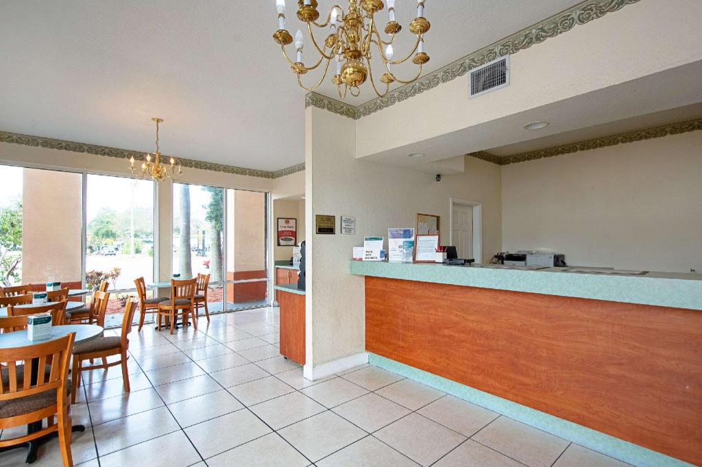 Econo Lodge Inn & Suites - image 5