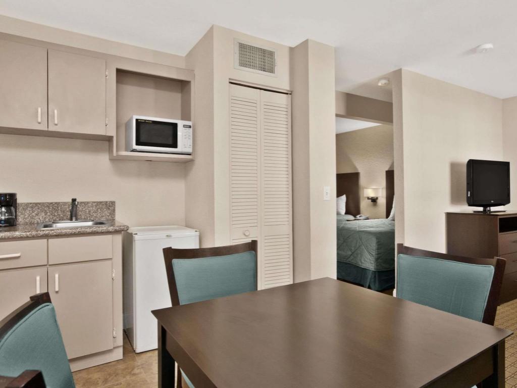 Econo Lodge Inn & Suites - image 6