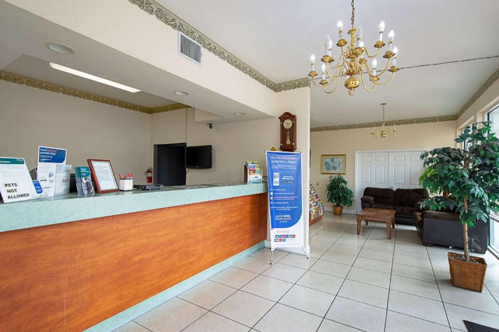Econo Lodge Inn & Suites - image 7