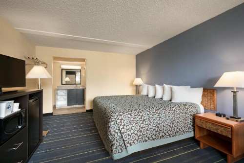 Days Inn by Wyndham Clearwater/Central - image 12