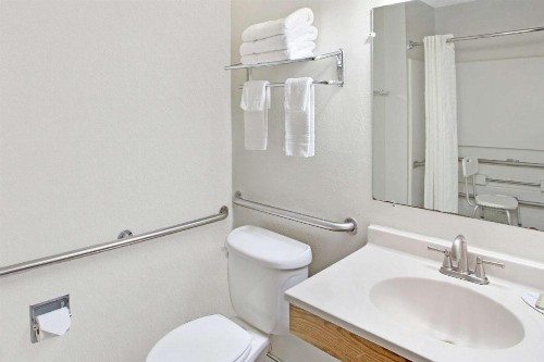 Super 8 by Wyndham Clearwater/St. Petersburg Airport - image 14