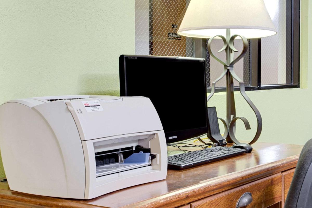 Super 8 by Wyndham Clearwater/St. Petersburg Airport - image 2