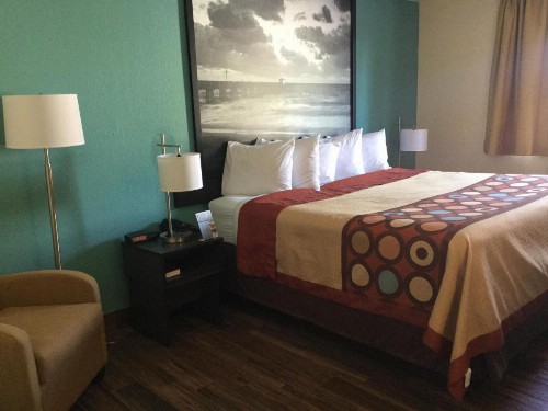 Super 8 by Wyndham Clearwater/St. Petersburg Airport - image 20