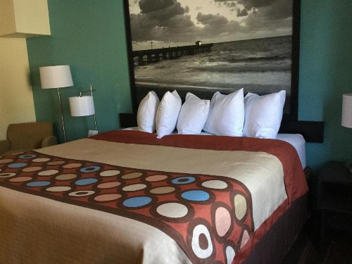 Super 8 by Wyndham Clearwater/St. Petersburg Airport - image 27