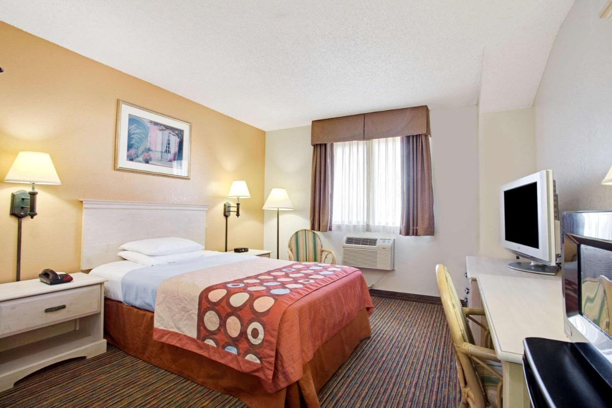 Super 8 by Wyndham Clearwater/St. Petersburg Airport - image 3