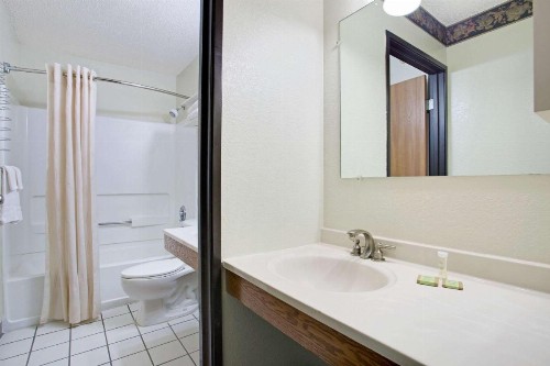 Super 8 by Wyndham Clearwater/St. Petersburg Airport - image 33