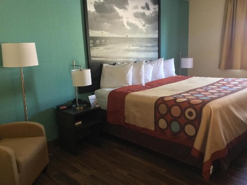 Super 8 by Wyndham Clearwater/St. Petersburg Airport - image 40