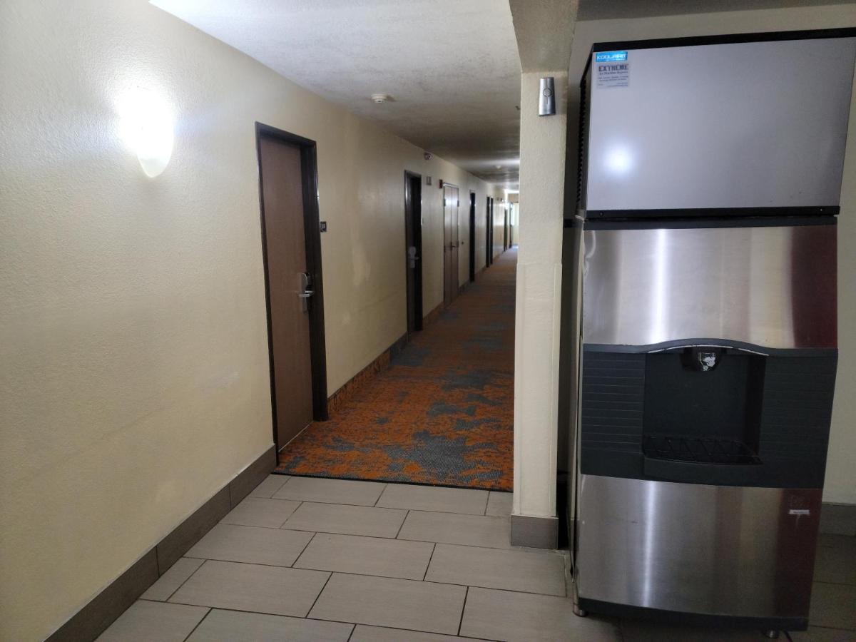 Super 8 by Wyndham Clearwater/St. Petersburg Airport - image 7