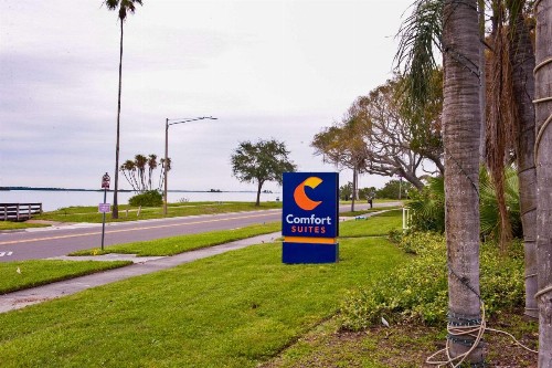 Comfort Suites Clearwater - Dunedin - image 2