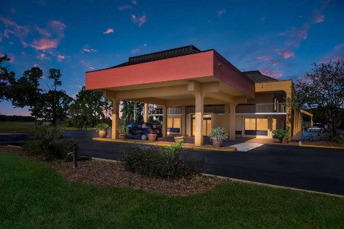 Quality Inn & Suites St. Petersburg – Clearwater Airport Recently Renovated - image 16