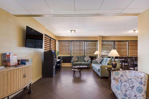 Quality Inn & Suites St. Petersburg – Clearwater Airport Recently Renovated - image 18