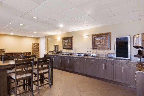 Quality Inn & Suites St. Petersburg – Clearwater Airport Recently Renovated - image 20
