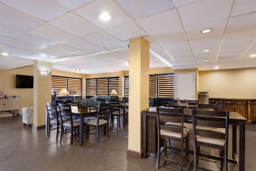Quality Inn & Suites St. Petersburg – Clearwater Airport Recently Renovated - image 24