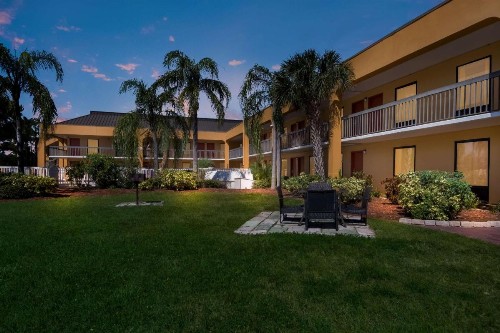 Quality Inn & Suites St. Petersburg – Clearwater Airport Recently Renovated - image 29
