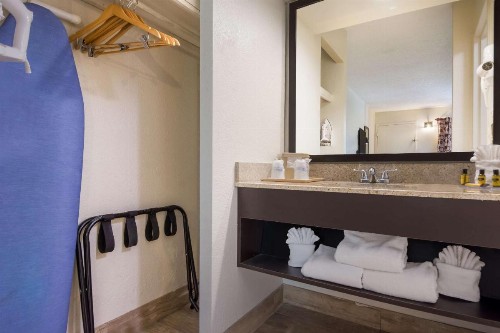 Quality Inn & Suites St. Petersburg – Clearwater Airport Recently Renovated - image 30