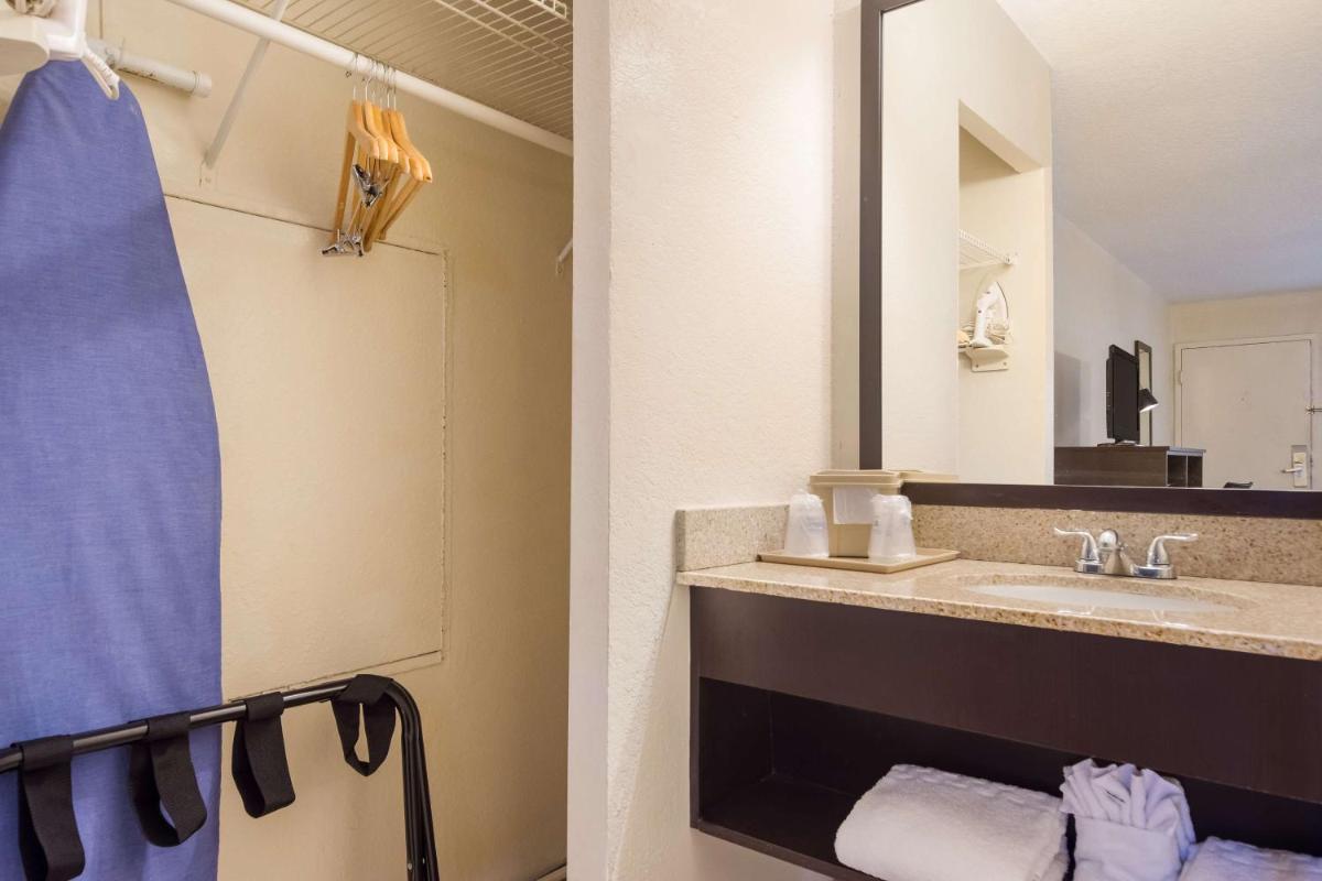 Quality Inn & Suites St. Petersburg – Clearwater Airport Recently Renovated - image 6