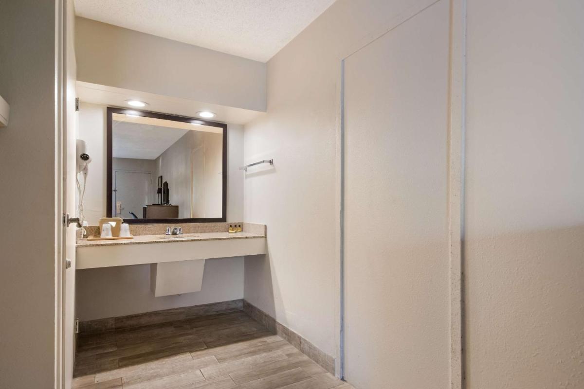Quality Inn & Suites St. Petersburg – Clearwater Airport Recently Renovated - image 7