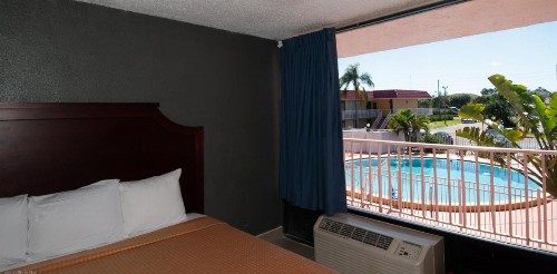 Express Inn & Suites - 5 Miles from St Petersburg Clearwater Airport - image 24