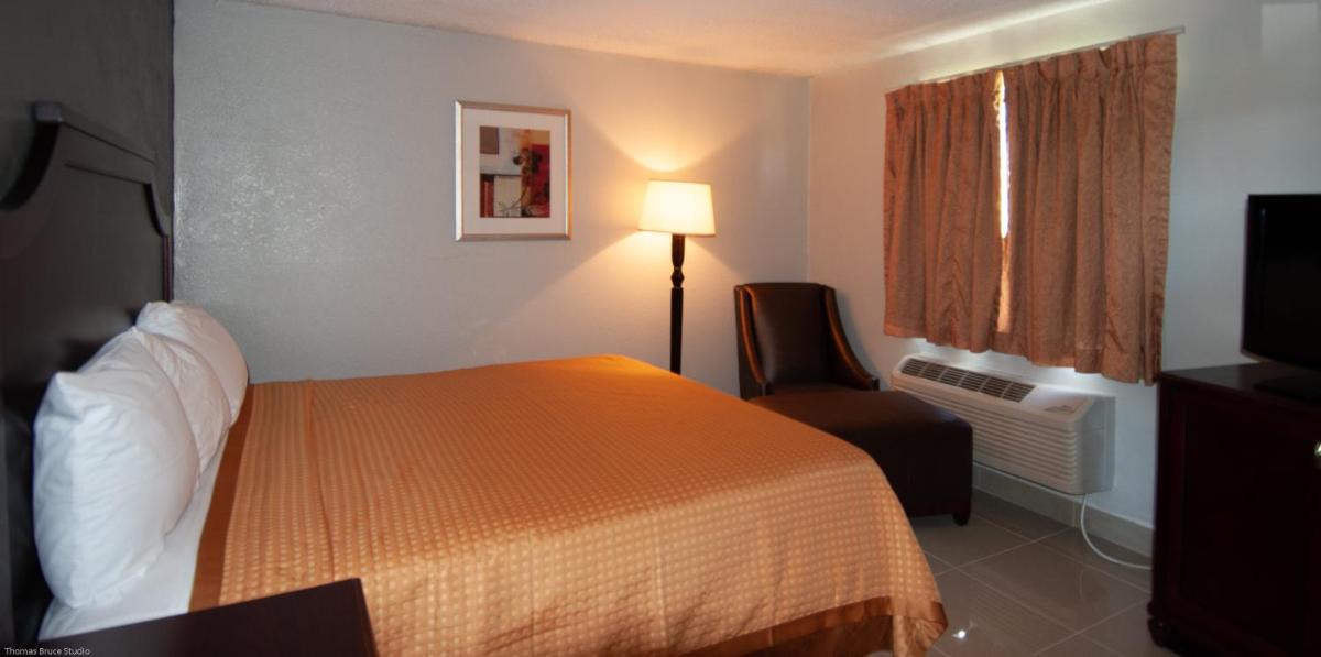 Express Inn & Suites - 5 Miles from St Petersburg Clearwater Airport - image 3