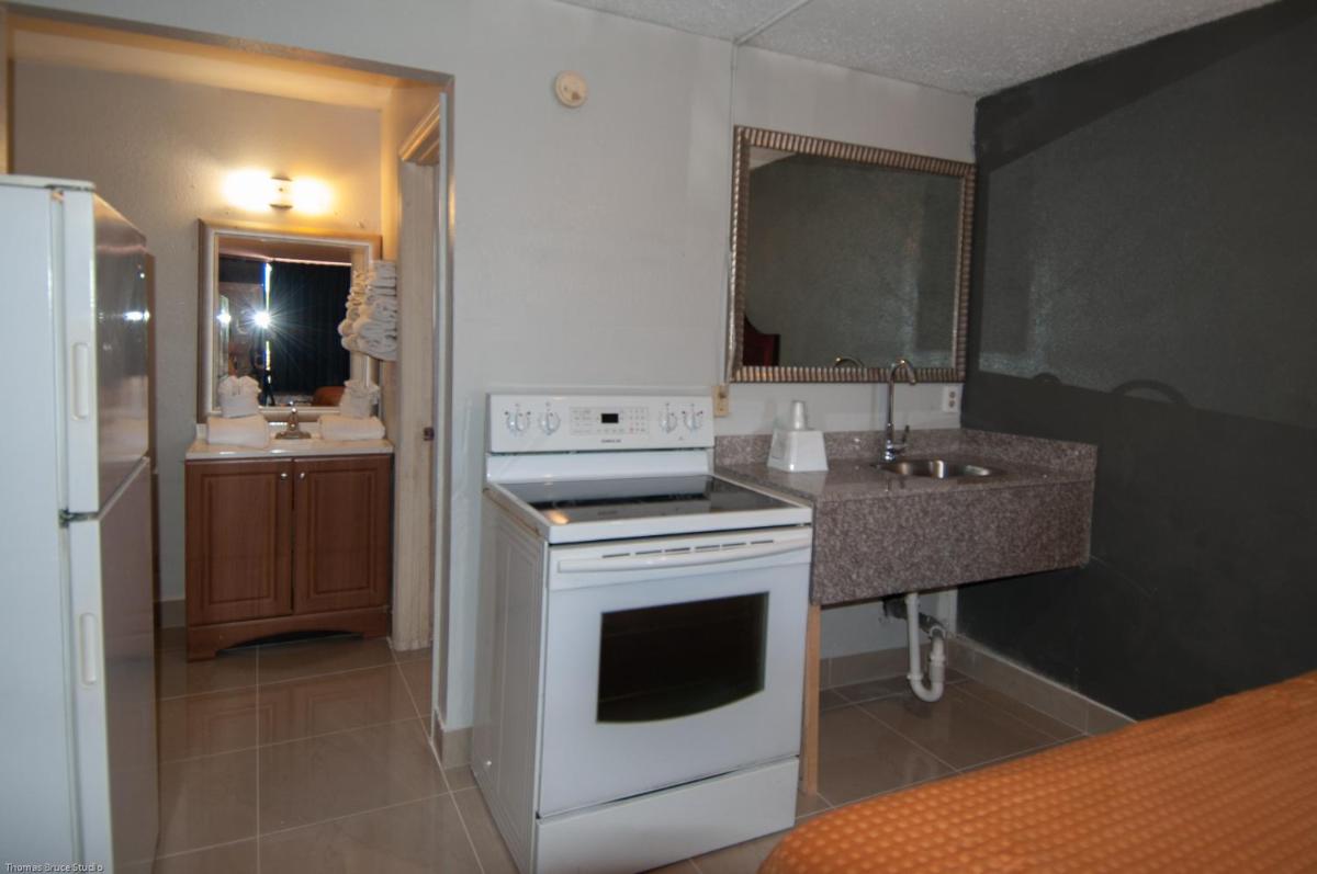 Express Inn & Suites - 5 Miles from St Petersburg Clearwater Airport - image 4