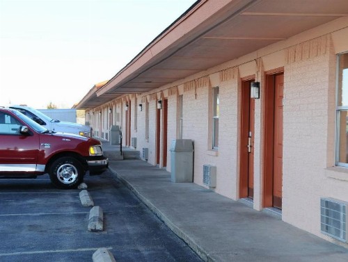 American Inn Cleburne - image 3