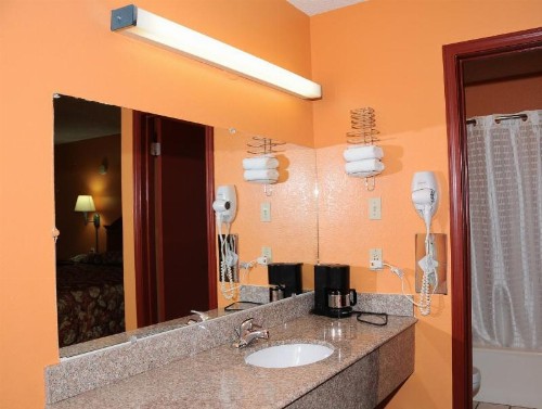 American Inn Cleburne - image 5