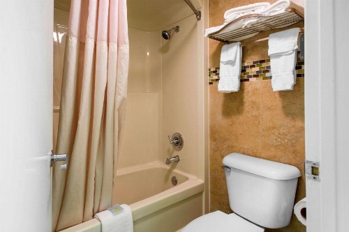 Quality Inn Clermont West Kissimmee - image 8
