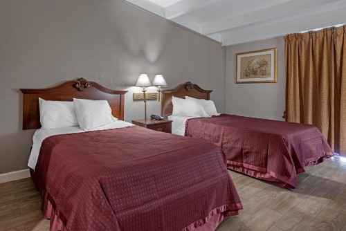 Rodeway Inn - image 10