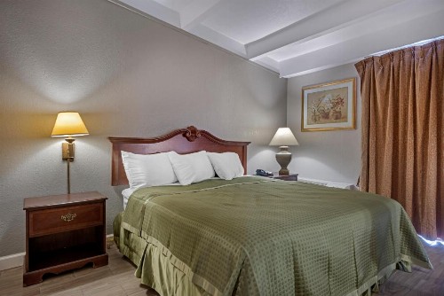 Rodeway Inn - image 13