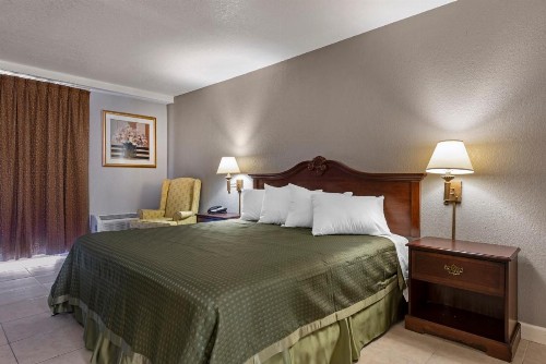 Rodeway Inn - image 5