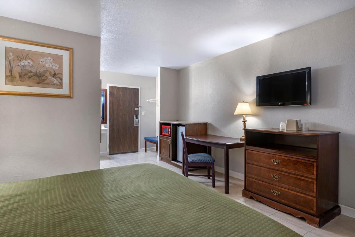 Rodeway Inn - image 6