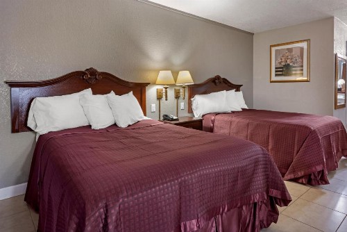 Rodeway Inn - image 8