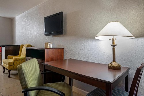 Rodeway Inn - image 9