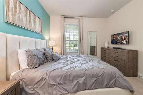Stunning 3 bedroom townhome - image 6