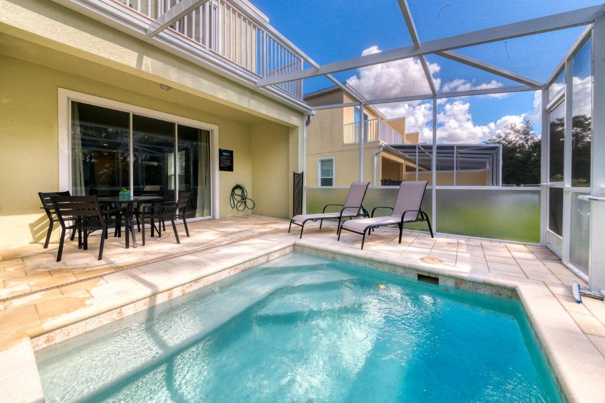 Stunning 3 bedroom townhome - image 7